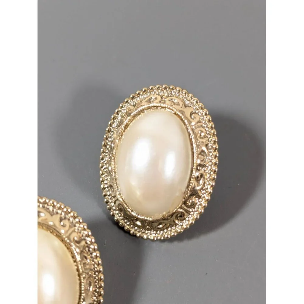 Vintage‎ 1928 Cream Oval Faux Pearl Cabochon Halo Classic Earrings Pierced